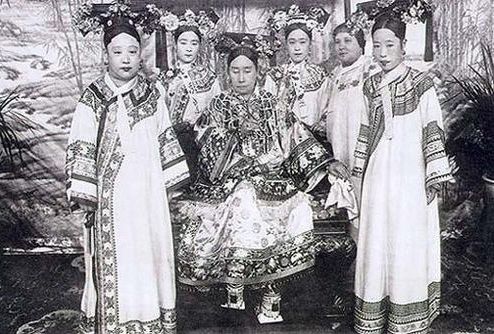 102慈禧赏牡丹.jpg